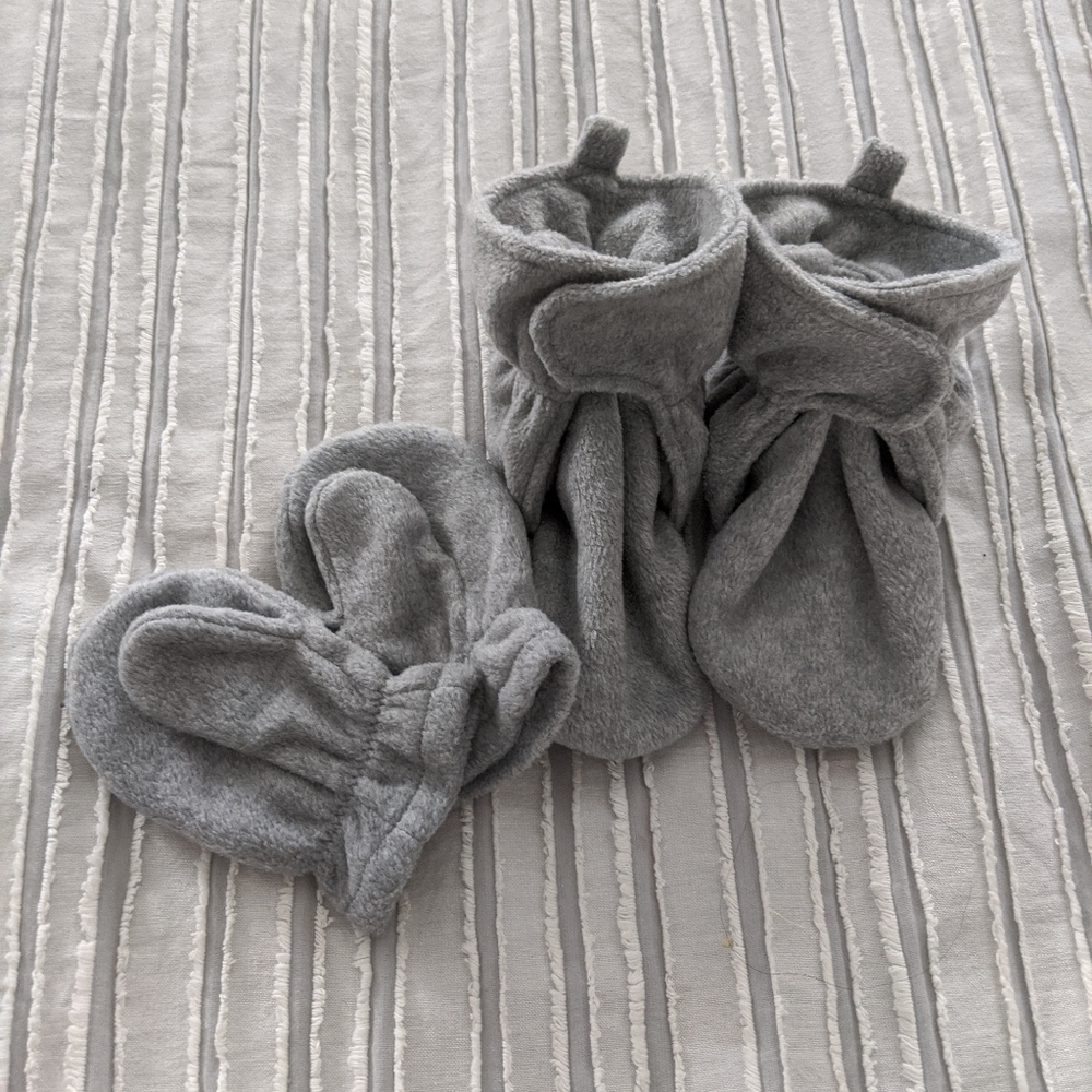 NWOT 12-18 month mittens and booties bundle